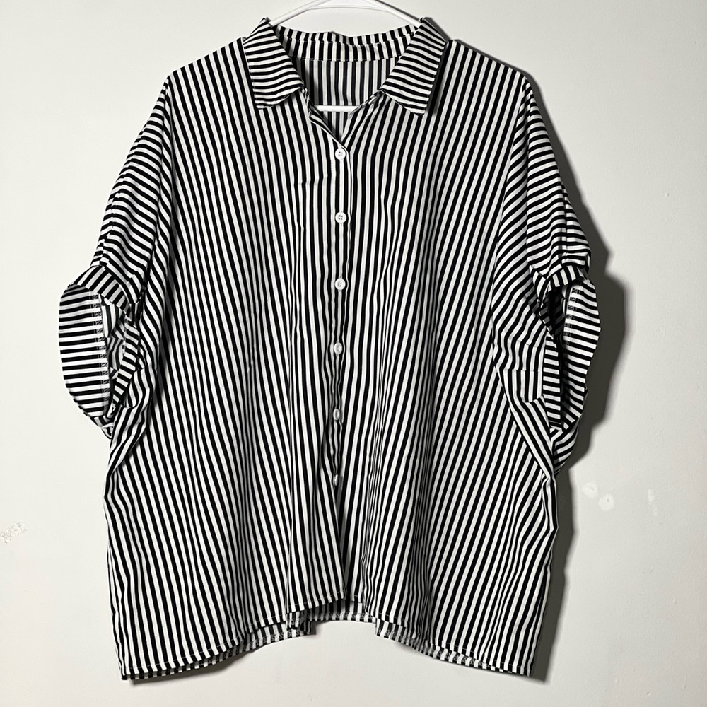 3/$10 🌸 Shein Black and White Striped Button Up Top Large Dolman Sleeves